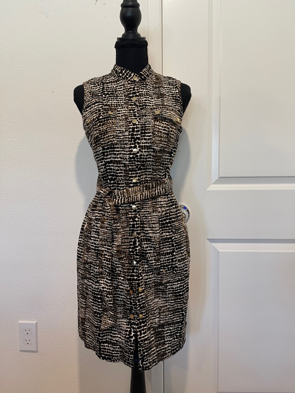 Sleeveless Button-Front Black & Cream Printed Shirt Dress